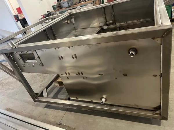 cr svarovani prumyslovych mycich boxu mechanickych dilu